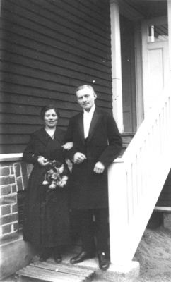 Man och kvinna stående på trappa till byggnad.
Nyckelord: Blommor Trappa