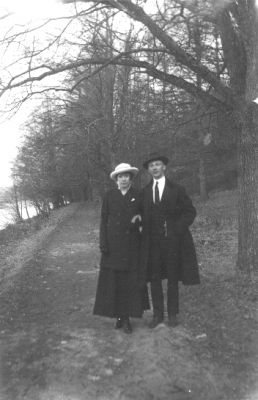 Man och kvinna stående på stig intill vattendrag.
Nyckelord: Stig