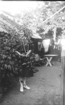 Kvinna stående i trädgård.
Nyckelord: Växtlighet Trädgårdsmöbel