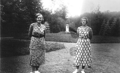 2 kvinnor stående i park.
Nyckelord: Grusgång Park Staty