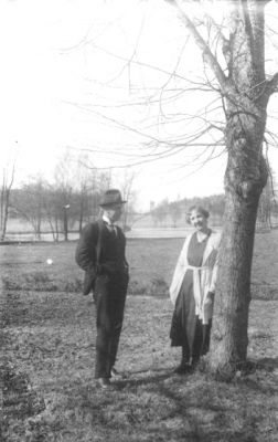 Man och kvinna stående vid träd på gärde.
Nyckelord: Träd Landskapsvy