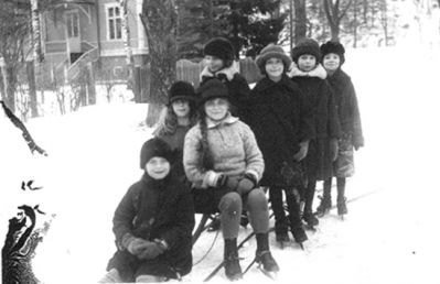 7 flickor på skridskor stående eller sittande på spark.
Nyckelord: Skridskor Vinter Spark