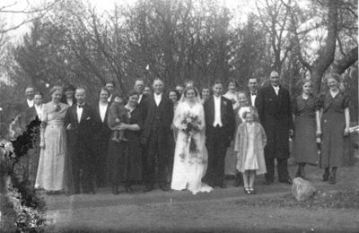 Brudfölje samlade för fotografering.
Nyckelord: Bröllopsfoto