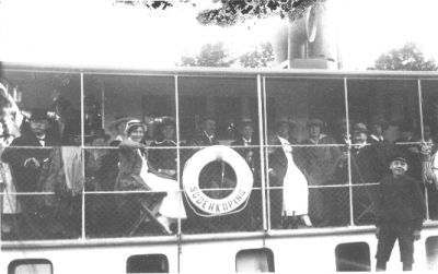 Ett antal personer på båt i vattendrag.
Nyckelord: Livboj