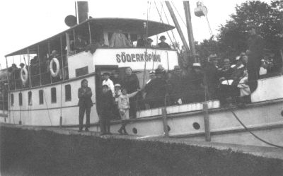 Ett antal personer stående på båt och på kaj.
Nyckelord:  Tamp Kaj