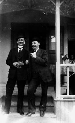 2 män stående på trappa.
Nyckelord: Trappa Veranda