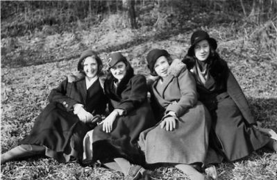 4 kvinnor sittande i skogsbacke.
Nyckelord: Skogsbacke