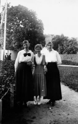 3 kvinnor stående på grusgång.
Nyckelord: Trädgård Grusgång