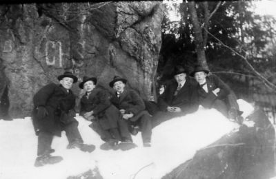 5 män sittande i snön på berg.
Nyckelord: Vinter