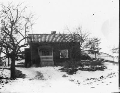 Byggnad i vinterskrud.
Nyckelord: Vinter