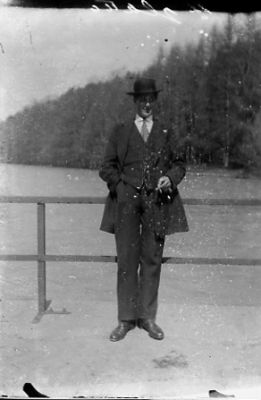 Man stående framför vatten.
Nyckelord: Räcke