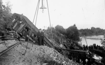 Tågolycka.
Nyckelord: Räls Järnvägsvagn