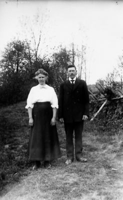 Man och kvinna stående fraför gärdesgård.
Nyckelord: Natur Gärdesgård