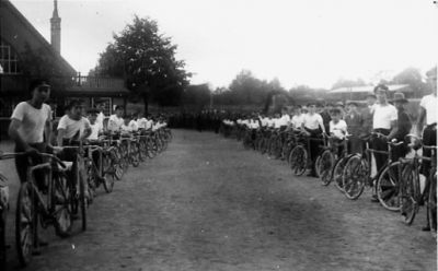 Ett antal män stående med cyklar.
Nyckelord: Cykel Väg