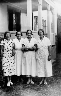 4 kvinnor stående framför veranda.
Nyckelord: Veranda Byggnad