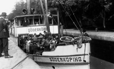 Ett antal personer på båt i slussen.
Nyckelord: Tamp Sluss