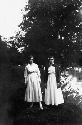 2 kvinnor stående intill vattendrag.
Nyckelord: Växtlighet