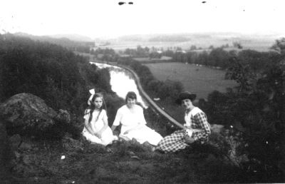 3 kvinnor sittande på berg med vattendrag i bakgrunden.
Nyckelord: Utsikt