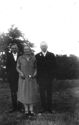 2 män och 1 kvinna stående på gräsmatta.
Nyckelord: Växtlighet