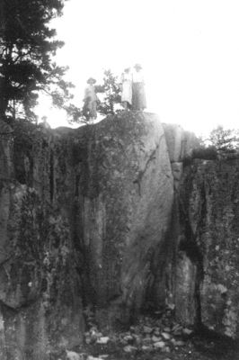 3 kvinnor stående på berg.
Nyckelord: Utsikt