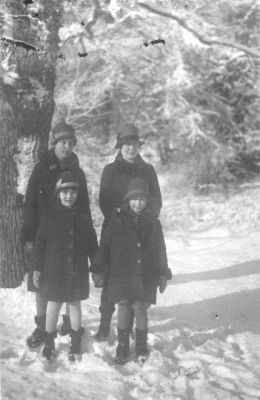 2 kvinnor och 2 flickor stående i snön.
Nyckelord: Skog Vinter