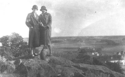 2 kvinnor och 1 hund stående på berg med landskapsvy i bakgrunden.
Nyckelord: Hund Berg Utsikt