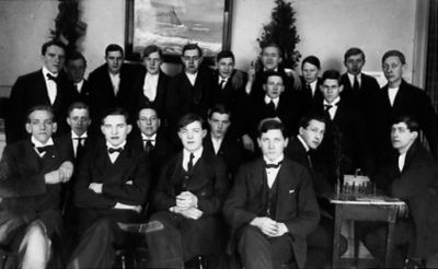 Ett antal pojkar samlade i lokal.
Nyckelord: Tavla