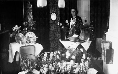 Kvinna stående i rum med blommor och presenter.
Nyckelord: Födelsedag Blommor Present