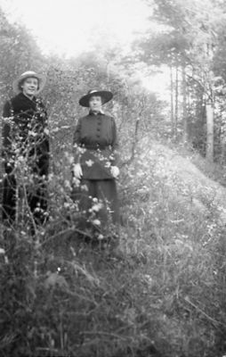 2 kvinnor stående i naturen.
Nyckelord: Växtlighet Stig