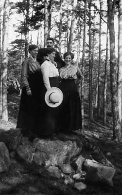 Man och 3 kvinnor stående på sten i skogsbacke.
Nyckelord: Sten Skog