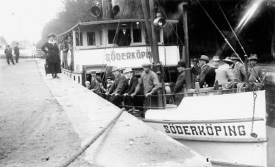 Ett antal personer på båt och kaj.
Nyckelord: Tamp Sluss Kaj