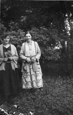 2 kvinnor stående i naturen.
Nyckelord: Växtlighet