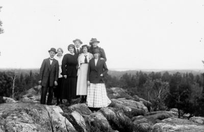 3 män och 4 kvinnor stående på berg.
Nyckelord: Berg Utsikt