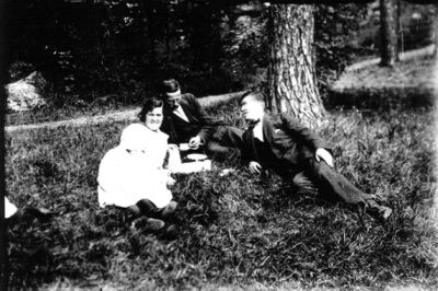 2 män och kvinna liggande i skogsbacke.
Nyckelord: Skogsbacke