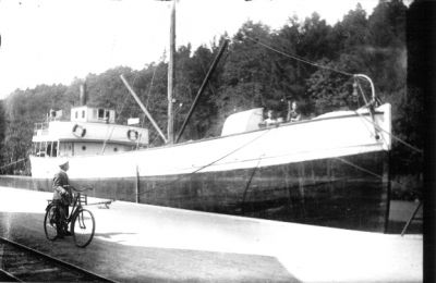 Båt liggande vid kaj.
Nyckelord: Livboj Tamp Cykel Räls