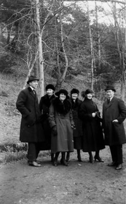 2 män och 4 kvinnor stående på stig.
Nyckelord: Stig Skog