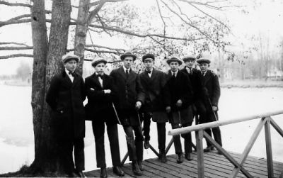 7 män stående på brygga i Göta Kanal.
