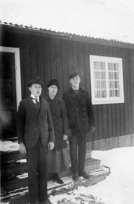 2 män och 1 kvinna stående framför byggnad.
Nyckelord: Trappa Bostad Vinter