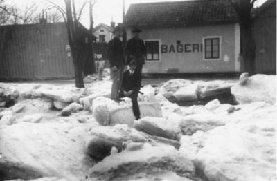 2 män stående och 1 sittande på isflak.
Nyckelord: Isflak Vinter
