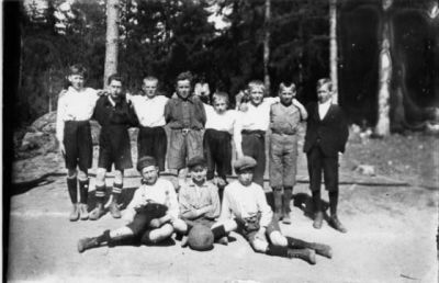 3 pojkar sittande och 8 pojkar stående bakom.
Nyckelord: Fotboll