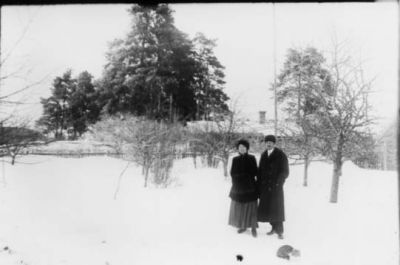 Man och kvinna stående i snön.
Nyckelord: Katt Vinter