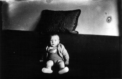 Barn sittande i soffa.
Nyckelord: Kudde Soffa