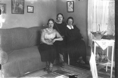 3 kvinnor sittande i soffa i rum.
Nyckelord: Soffa Tavla