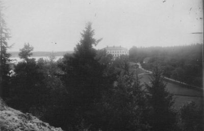 Byggnad i bakgrunden.
Nyckelord: Byggnad