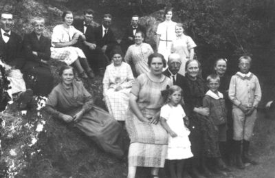 Ett antal personer sittande eller stående på berg.
Nyckelord: Berg Skogsbacke
