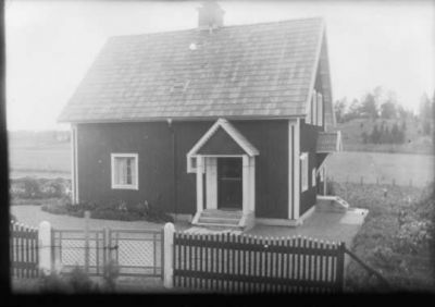 Byggnad på tomt.
Nyckelord: Staket Grind