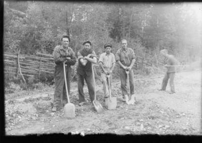 5 män med spade stående på väg.
Nyckelord: Spade Gärdesgård
