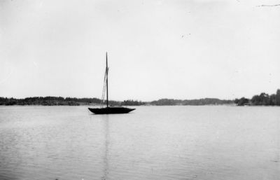 Segelbåt på vatten.
Nyckelord: Segelbåt
