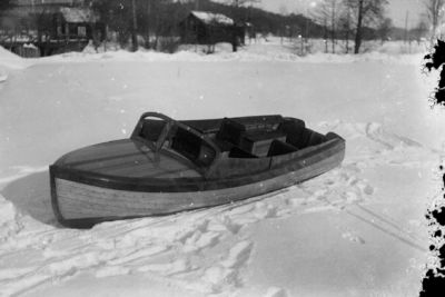 Båt liggande i snön.
Nyckelord: Vinter