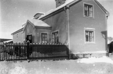 Byggnad på tomt.
Nyckelord: Staket Vinter